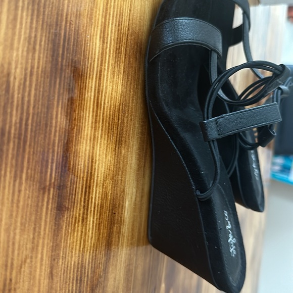 Black wedges so so confortable. - Picture 2 of 2